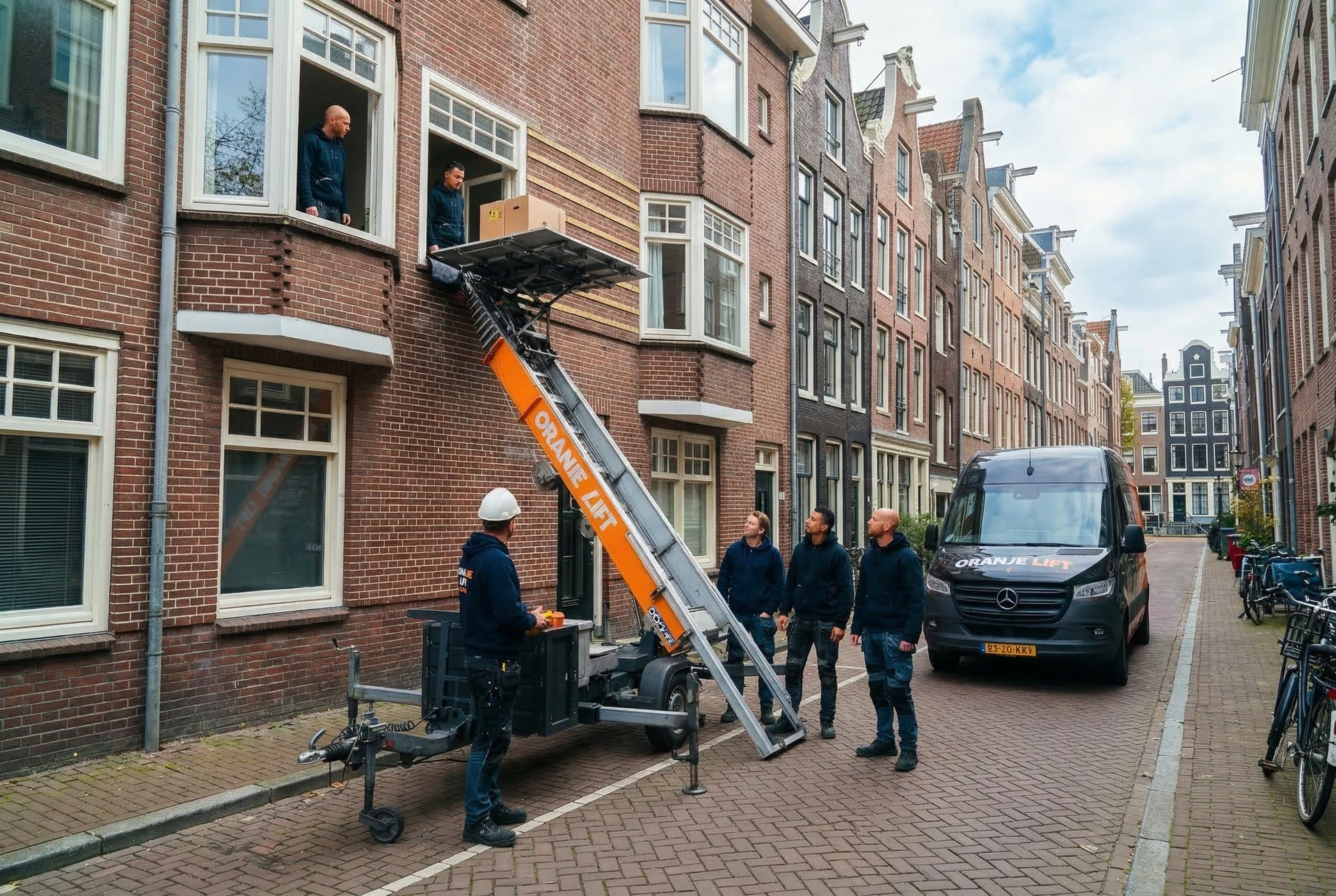 Ladderlift in gebruik bij woning in Hoorn