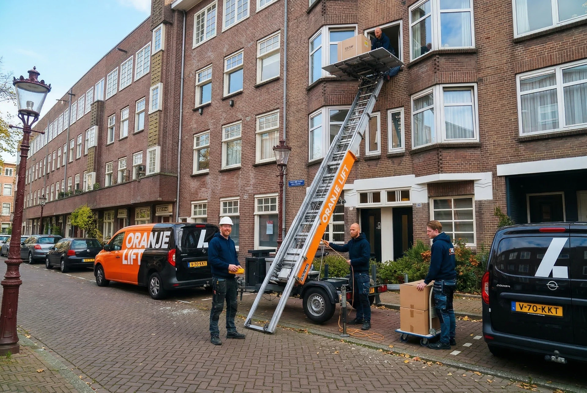Aanhangerlift in smalle straat Hoorn