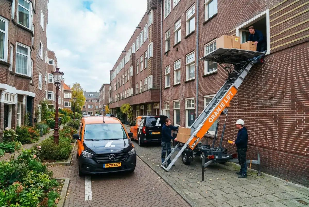 Verhuislift in smalle straat Jordaan Amsterdam