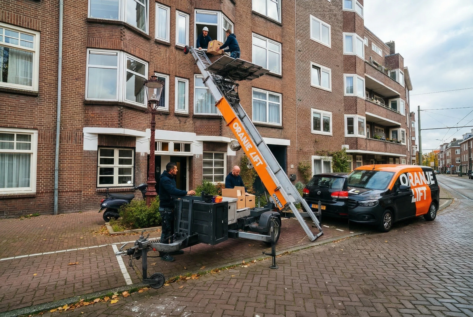 Verhuislift in actie bij woning in Hoorn