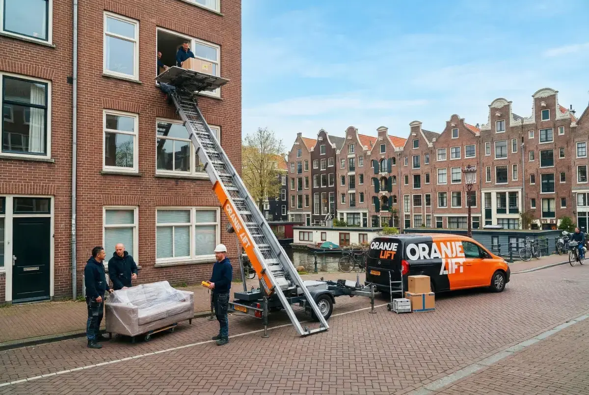 Verhuislift in actie bij verhuizing in Amsterdam